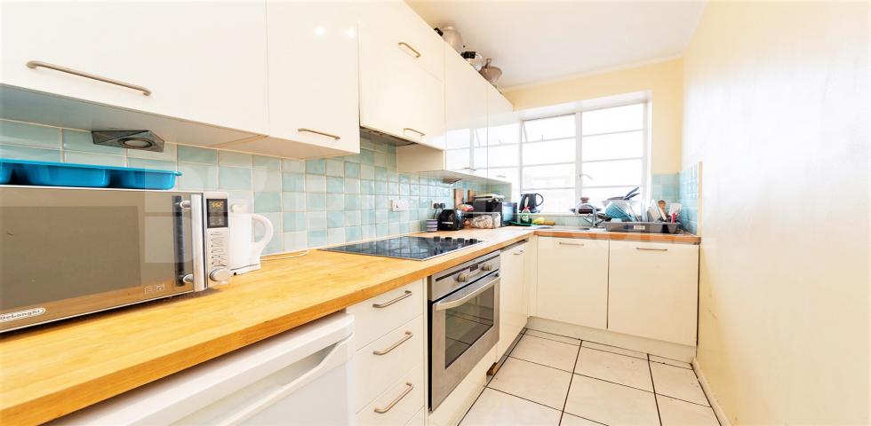 			HEATING and HOT WATER INCLUDED, 2 Bedroom, 1 bath, 1 reception Apartment			 Shepherds Bush Road, SHEPHERDS BUSH
